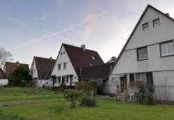 Häuserzeile mit Wiese